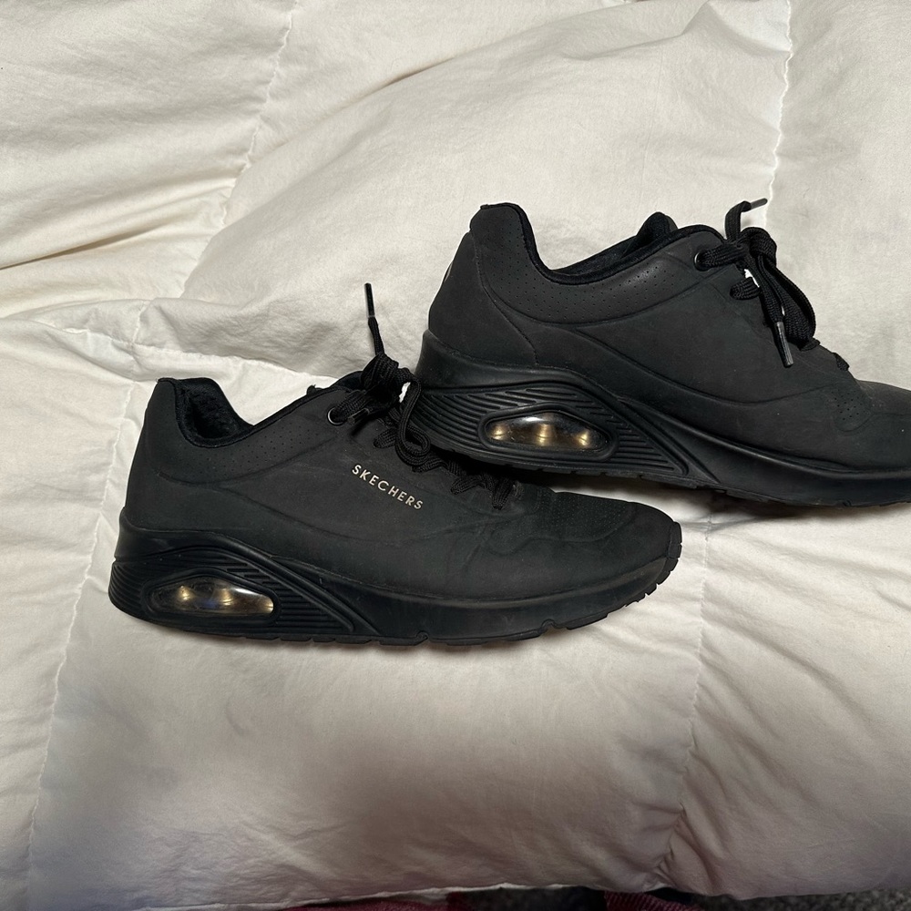 Tennis shoes
